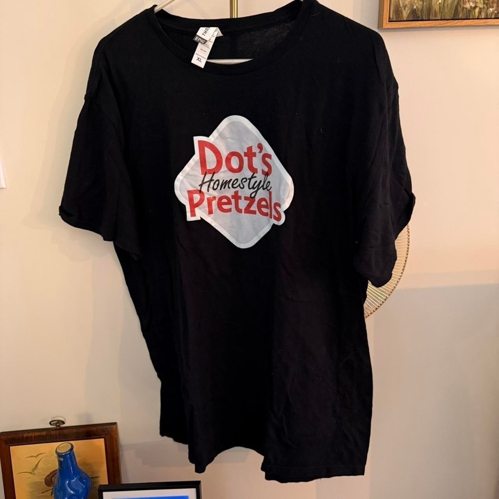 Dot's Homestyle Pretzels black cotton t-shirt Size XL